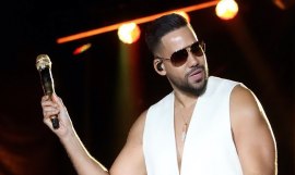 Romeo Santos anunció su nuevo disco con icónico disfraz.